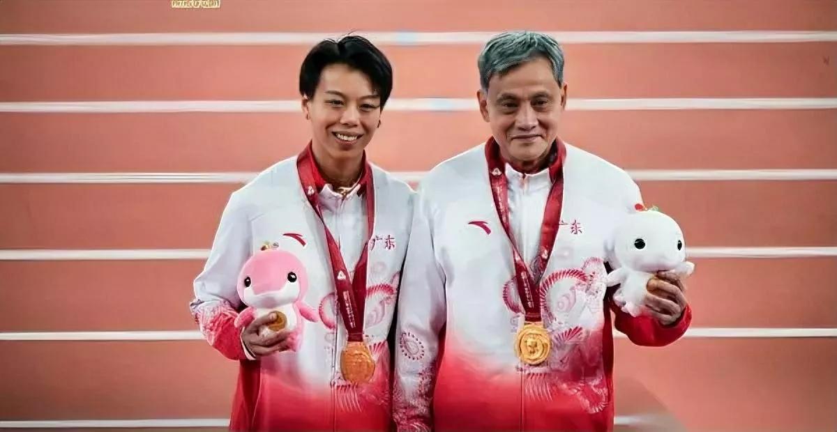 全运跨栏爆冷！她赛后冲向谁？这位28岁广东老将夺冠后，竟被传“没教练”？刘景