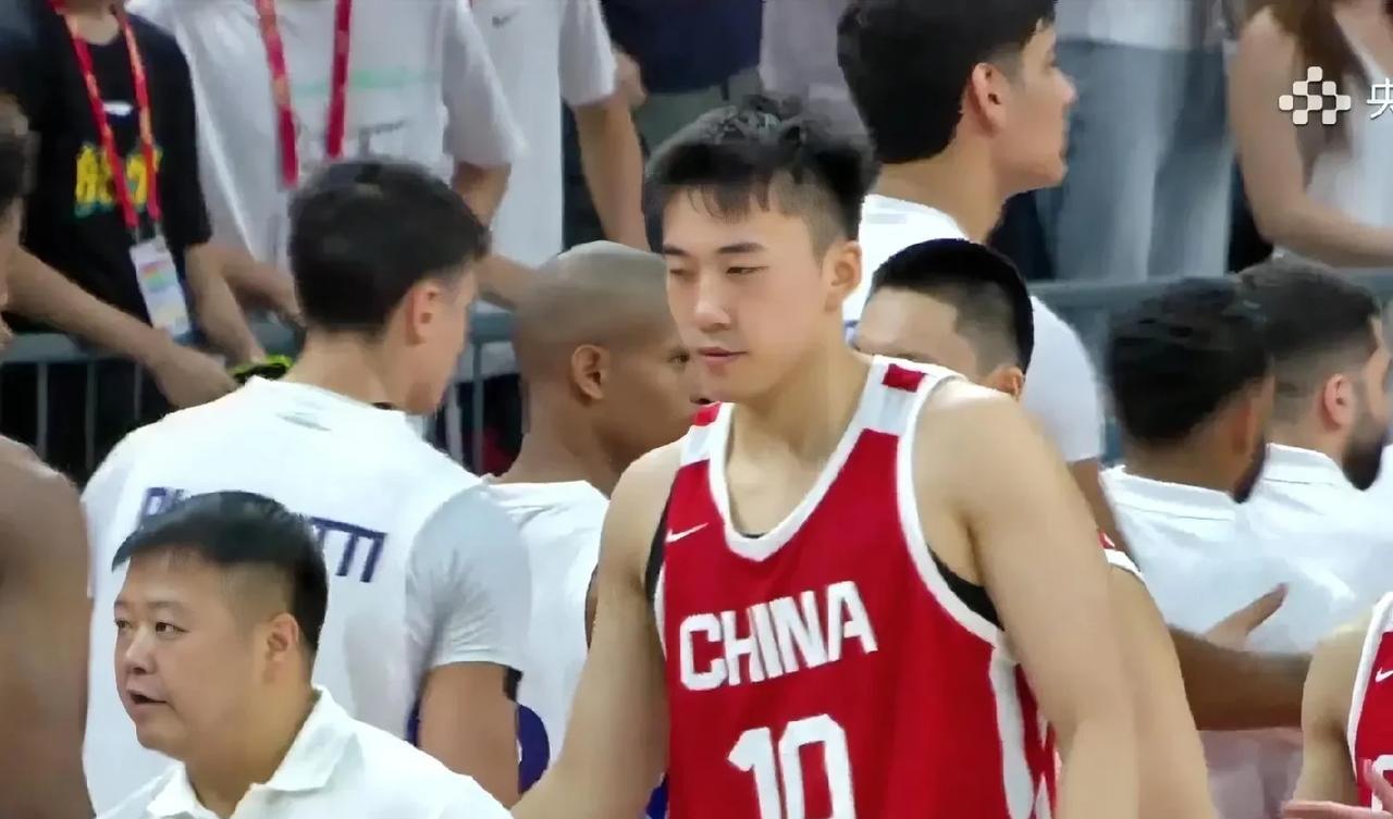 中国男篮两连胜，最亮眼的还是王俊杰，但高兴不起来。78-62，15分的优势，中