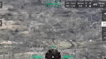 “我快不行了，别管我了。”1名受伤的士兵示意2名战友继续前进。战士们擦干眼泪，继
