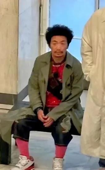 王宝强这造型是太拉风了，这一身都是不是出自巴黎世家的啊？粉色长筒袜，太引人注目了