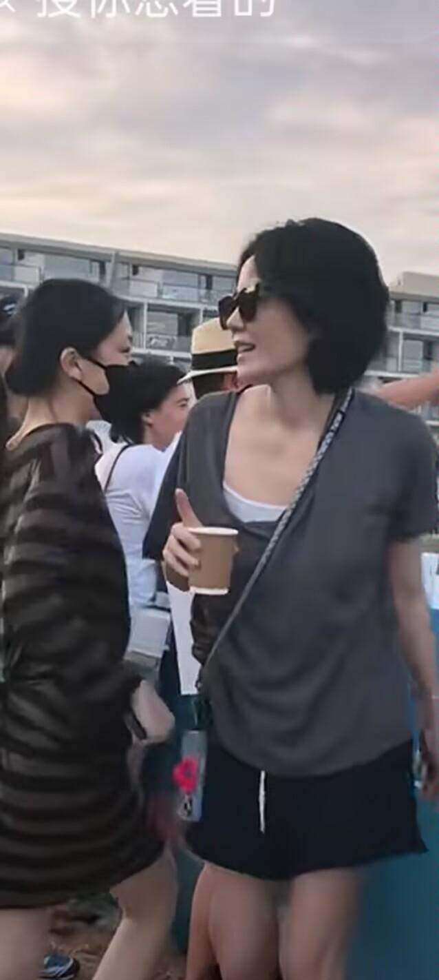 李嫣王菲窦靖童，8月29日、8月30日参加了阿那亚虾米音乐节，阿那亚虾米音乐节公