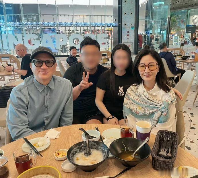 偶遇张家辉关咏荷喝早茶影帝夫妇也太接地气了！张家辉关咏荷悠闲喝早茶，态度温柔又