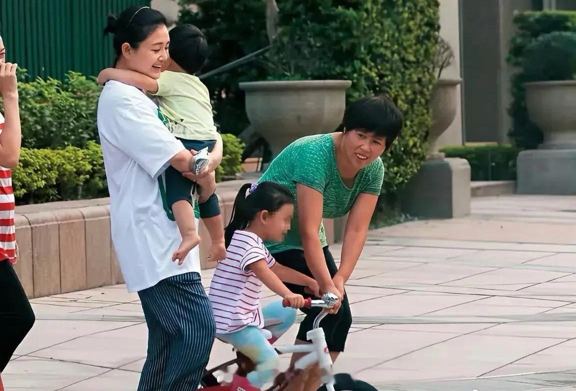 当年大S和小杨阿姨一起带孩子游玩的画面！小杨阿姨在教小玥儿骑自行车，大S抱着儿子
