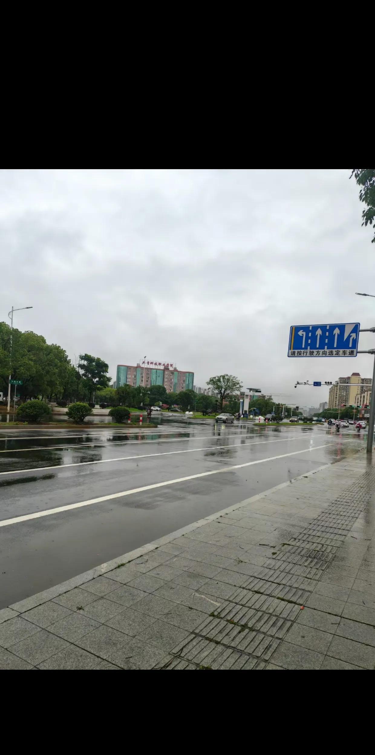 认识的一个孩子，事业编考试第三名进面，面试后总分第二名，没能上岸。第二天，他就去