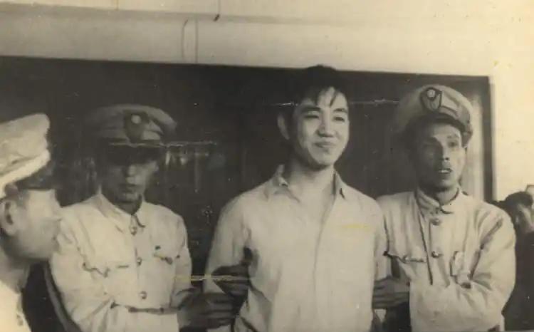 2001年，一位在上海市档案馆查资料的市方志办的女同志突然嚎啕大哭，吓坏了一众工