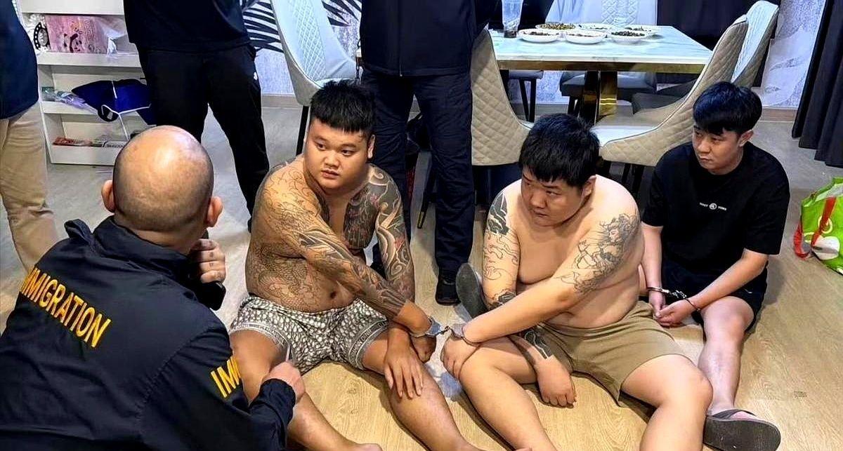 2026年9月23日凌晨，泰国春武里府邦拉蒙县。二十多名警员围住一栋两层住宅，几