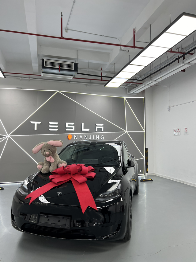 新款modely续航实测昨天提新y，实测续航300多点，空调自动，新车味道大