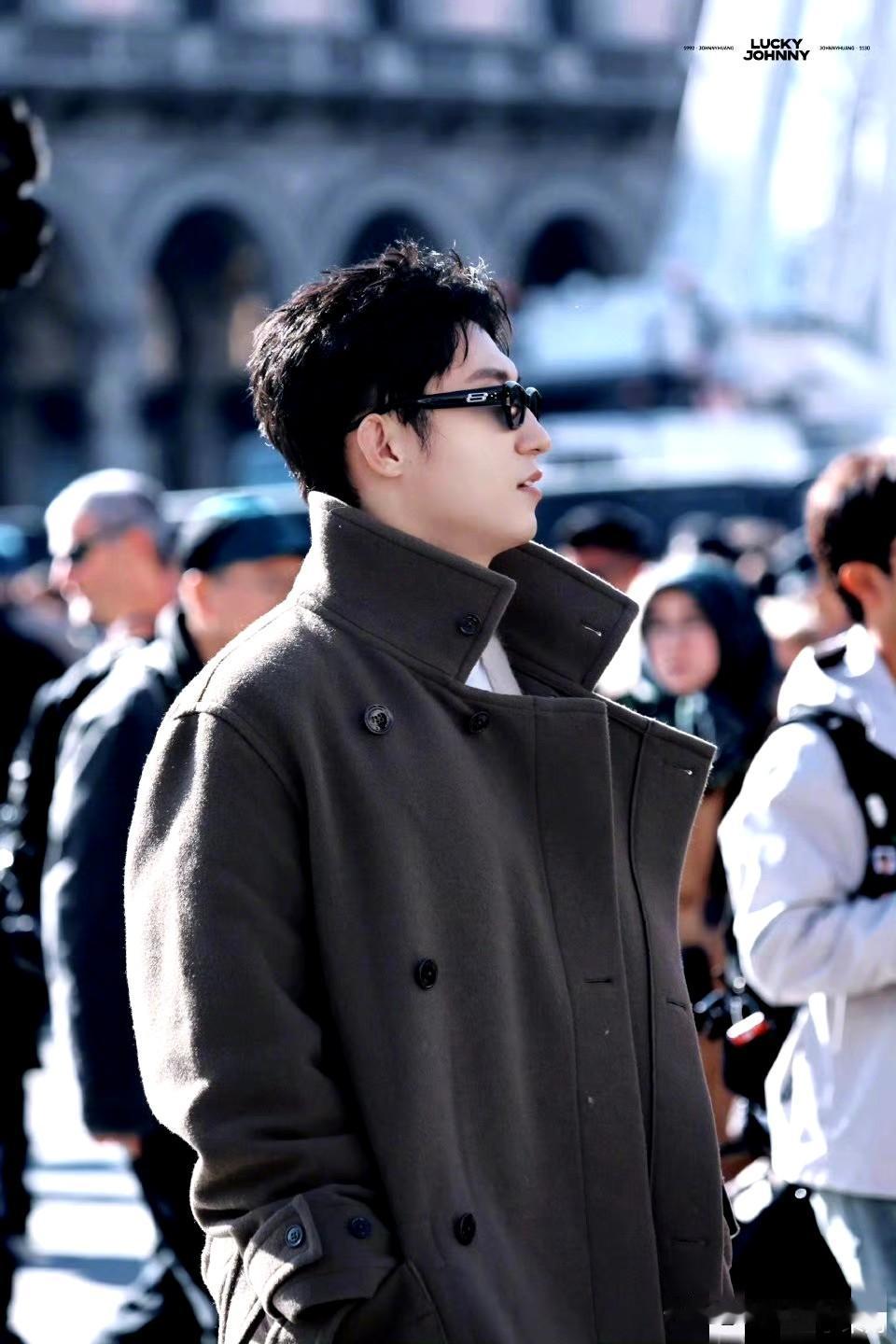 黄景瑜米兰路透：综艺感与时尚感双拉满黄景瑜现身米兰的路透氛围感拉满，让人分