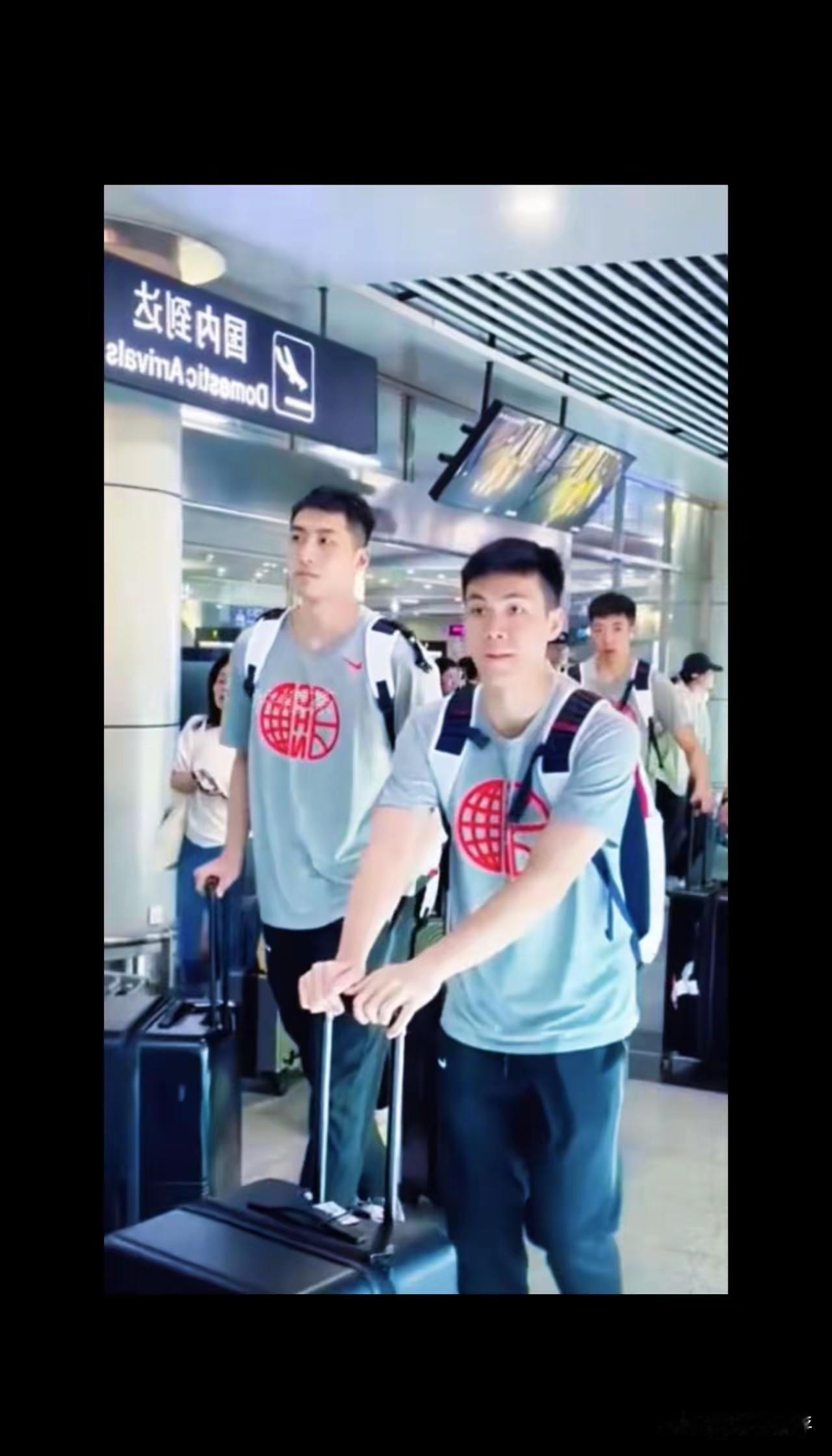 中国男篮在郭士强的带领下已乘机抵达比沙，随行运动员有胡铭轩、赵继伟、徐昕、崔永熙