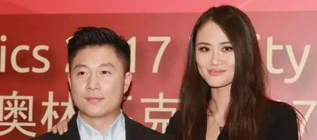 一次，世界冠军李小鹏带妻子李安琪，上综艺节目，李安琪全程飚英语，吴京看不下去：“