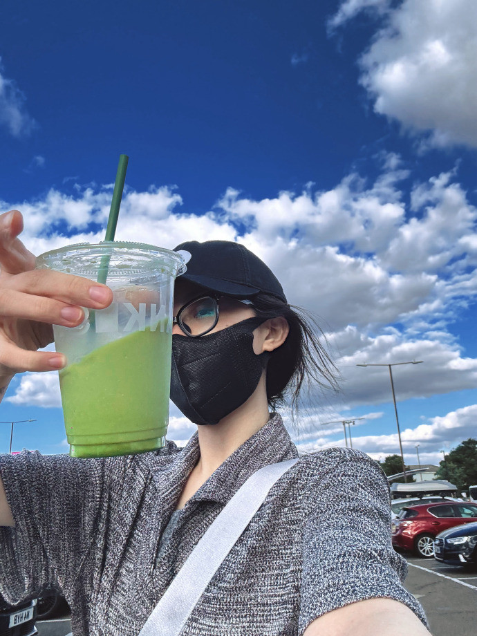 喻言伦敦plog旅途随拍新鲜出炉，喻言现身伦敦街头，饮品色彩呼应榆野色，藏着独有