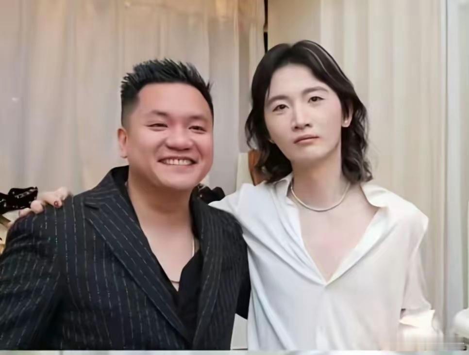 好利来大公子我之前看过一本叫《还潮》的小说那里面的主角因为小的时候他妈妈把他当女