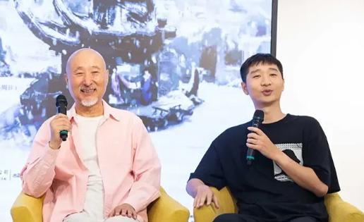 陈大愚问陈佩斯："你怕我妈吗？"陈佩斯斩钉截铁："我能怕她吗？"陈大愚立刻就说：