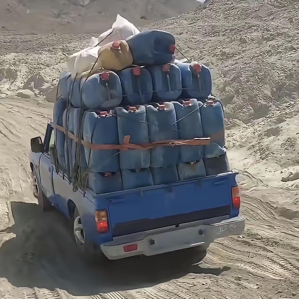 最强伊朗皮卡运油车终于知道皮卡的重要！伊朗皮卡运油车从伊朗边境到巴基斯坦运油。