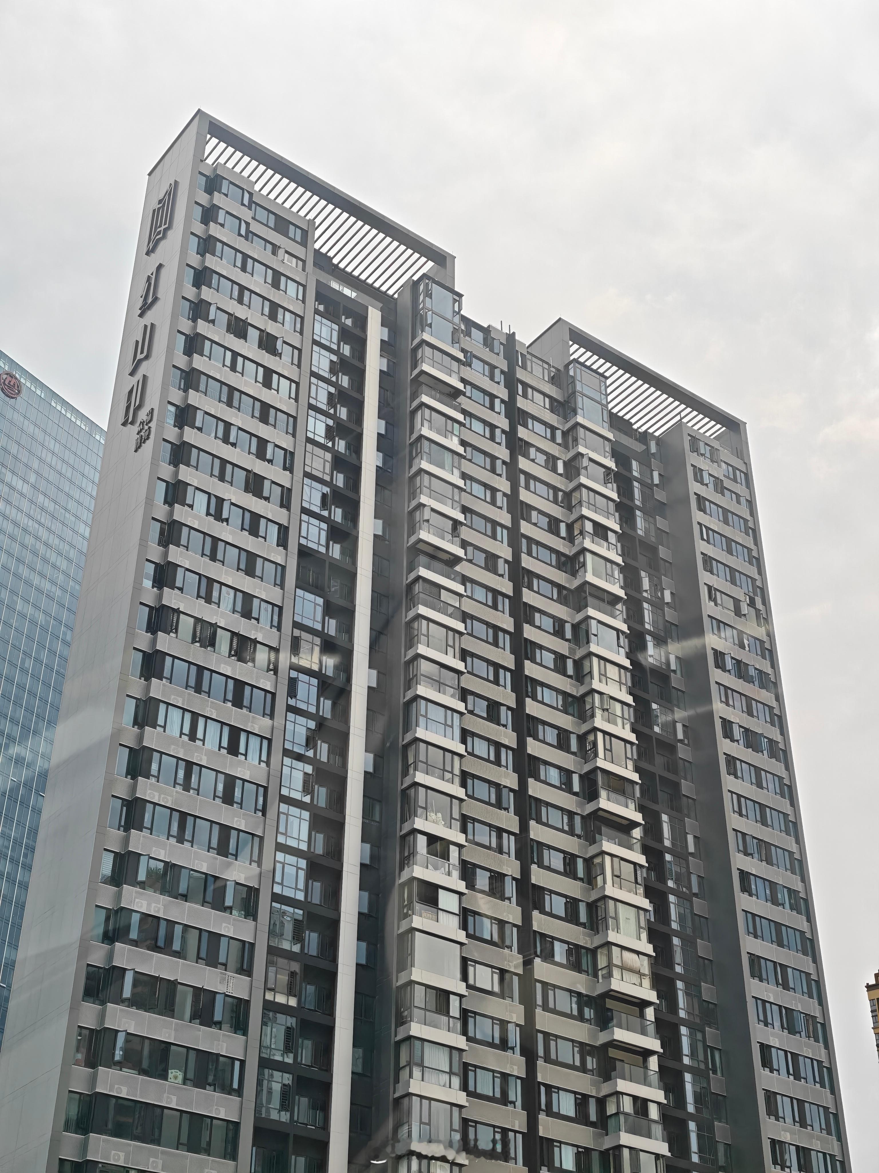 龙华8万单价的次新房，90平3房套内72平。深圳