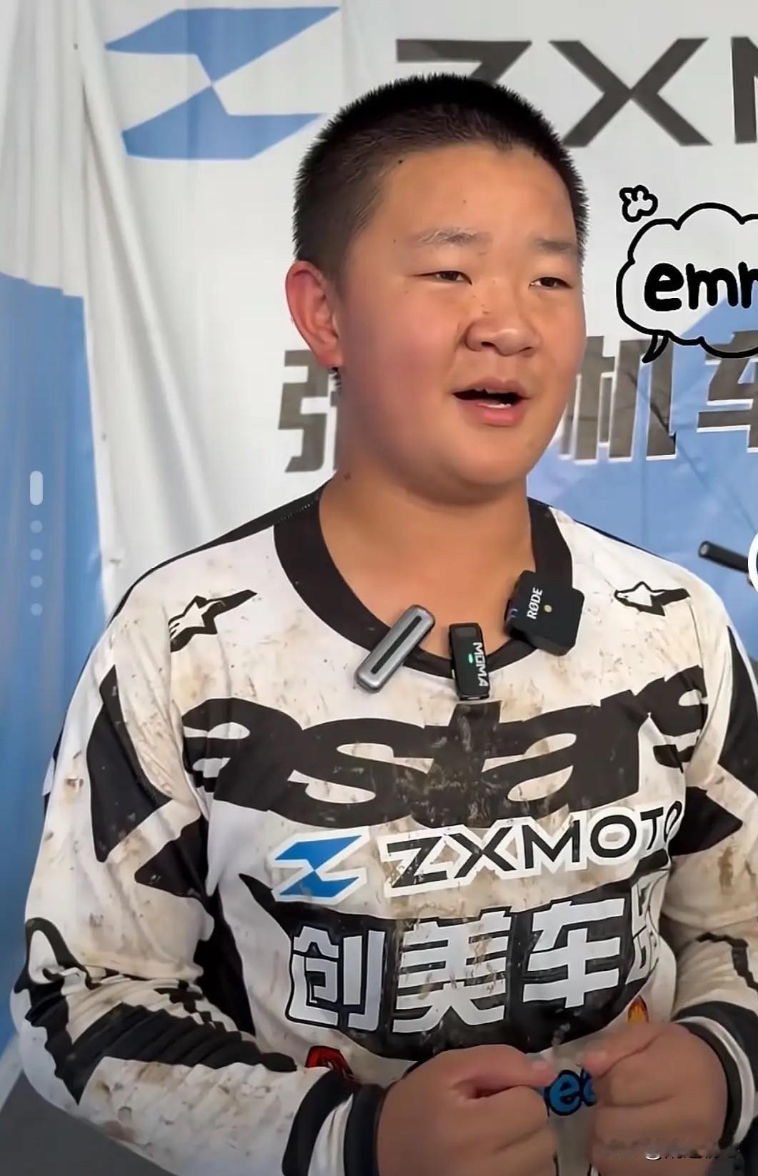 记者：小张自我介绍一下吧！小张：大家好我叫张擎天，一柱擎天记者：你爸的摩托车