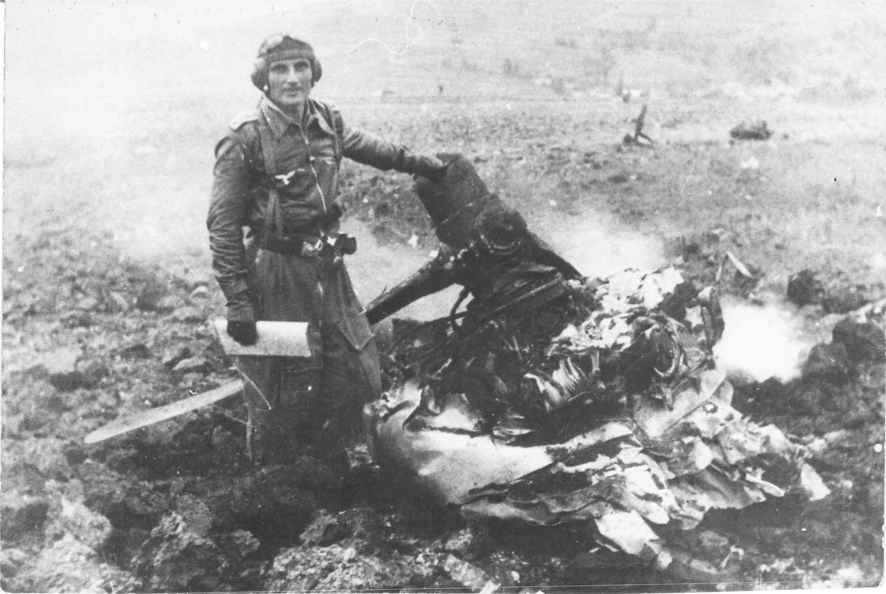 [呲牙笑]这是不是已经刻到人类基因里了？狩猎之后要去看看猎物——1944年8月2