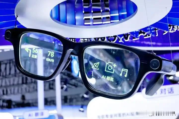 最近网上都在传一款叫夸克的AI眼镜，看着跟普通墨镜没啥两样，价格却直接涨到八千块