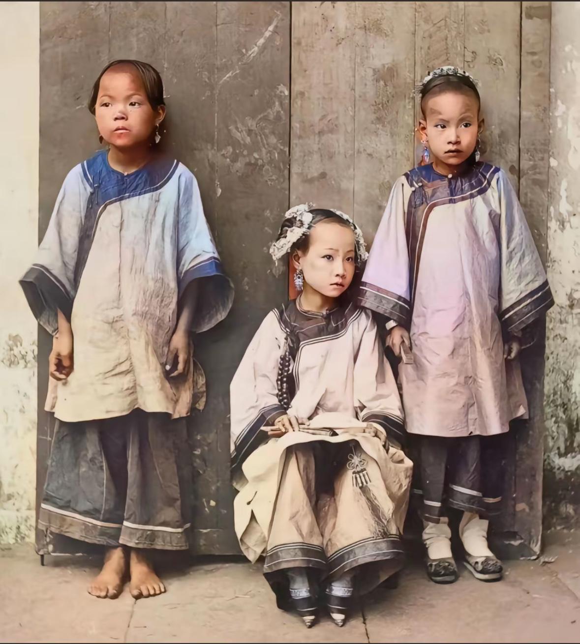 下面这张图是伯明翰大学馆藏的一张清朝女孩的同框合影，时间标注为1900年，原标题