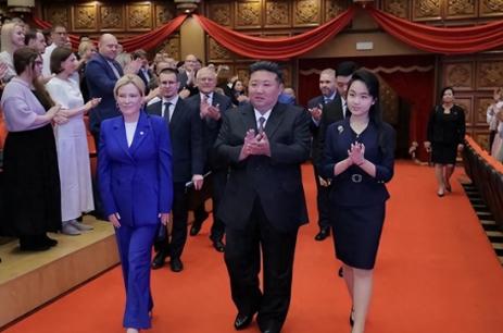 金正恩抹的眼泪，掉进了俄罗斯人的心坎里，朝鲜的攻心计着实厉害事儿得从202