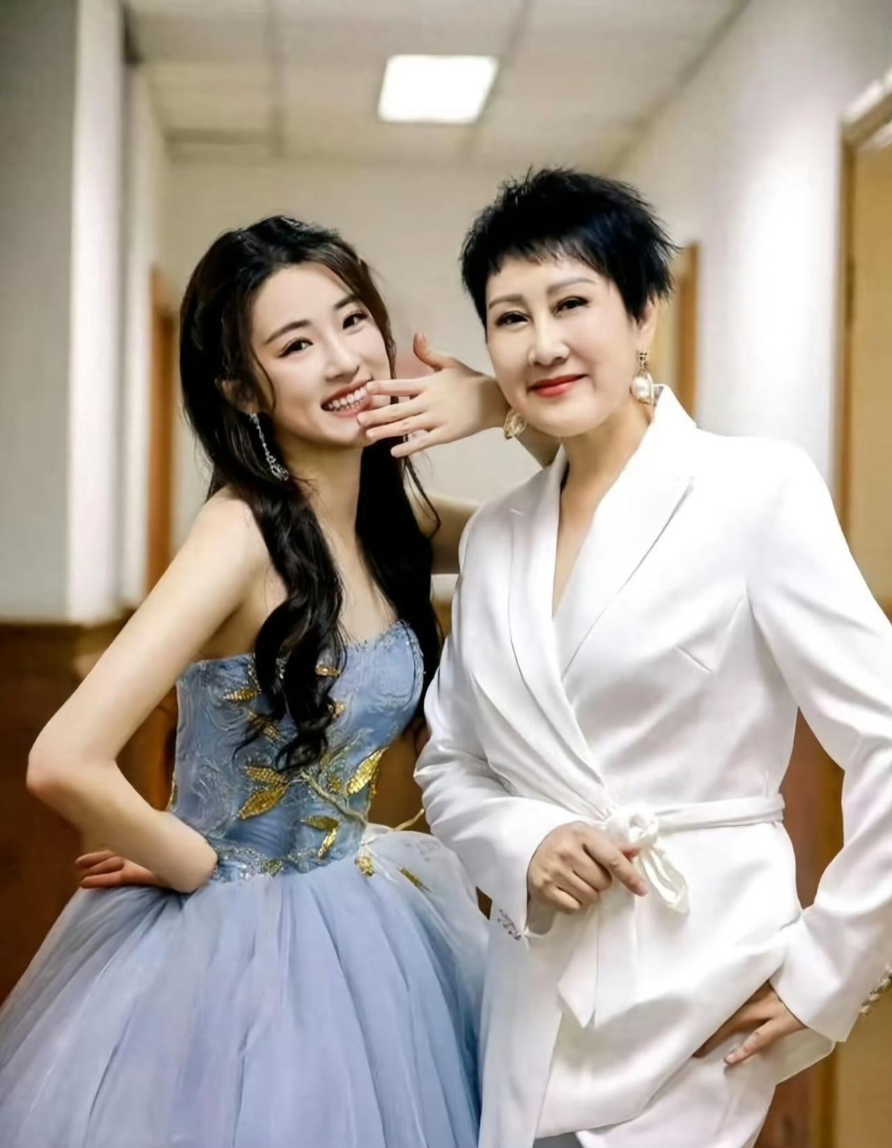 20年不公开叫妈的张凯丽女儿，这次让人意想不到！张凯丽的女儿张可盈，虽然是星二