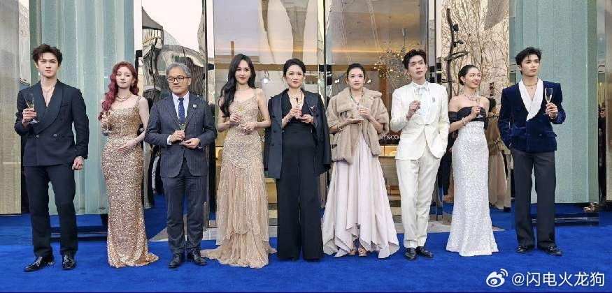 难怪唐嫣没有效仿赵丽颖，杨幂，去电影⭕试水呢，她这个脸盘应该在大荧幕上挺吃亏的。