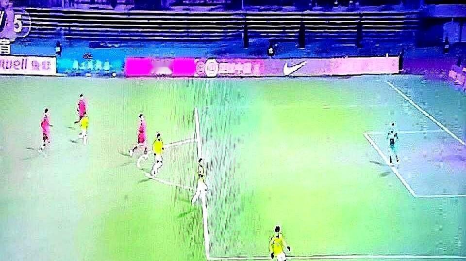 国足U16这场的换人，我直接看傻了！教练大手一挥，派俩近两米的高中锋冲上场，往对