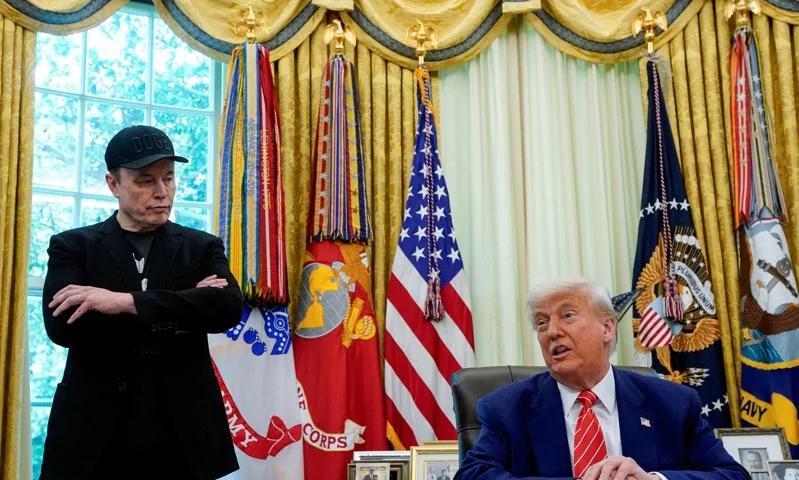 翻脸了！马斯克抛出大新闻：特朗普在皮条客爱泼斯坦的名单上。特斯拉执行长马斯克当地