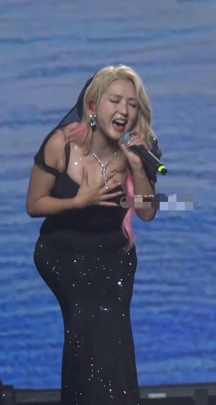 何洁演唱会，惨不忍睹！刷到了好几段何洁的演唱会视频，一句话形容：没有后期修音