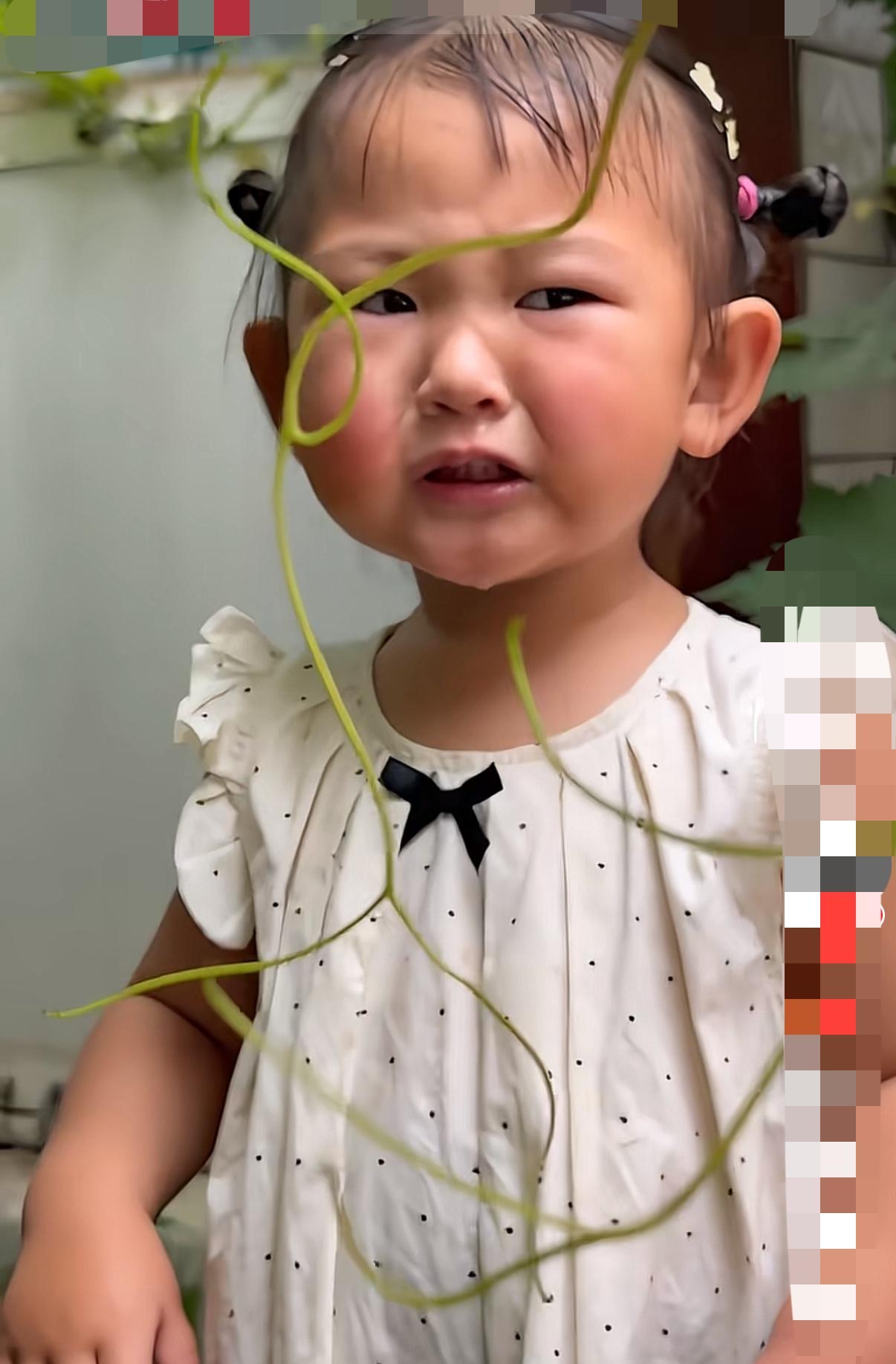 小孩偷偷吃葡萄，不料酸成表情包。这小表情太可爱，天真无邪最傲娇。长大以后