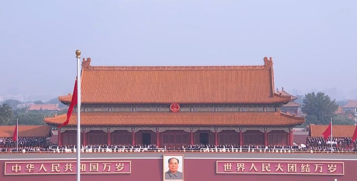 金正恩登上城楼！出席纪念中国人民抗日战争暨世界反法西斯战争胜利80周年大会。时