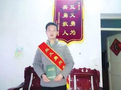 2022年，河南小伙跳河救人，在体力即将耗尽时，他对女子说：“姐，我没力气了，你