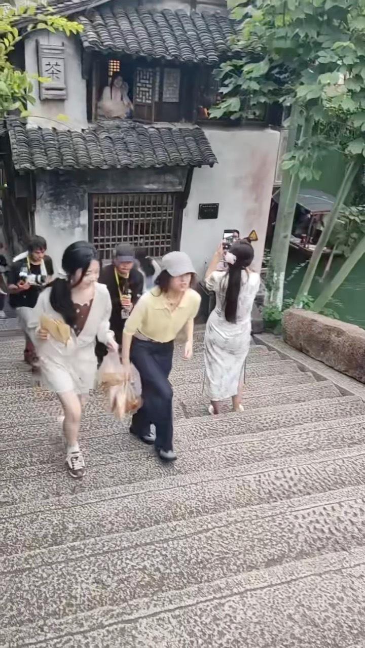 路人乌镇偶遇谭松韵张子枫路人乌镇偶遇谭松韵张子枫…我请问偶遇什么时候降临在我手