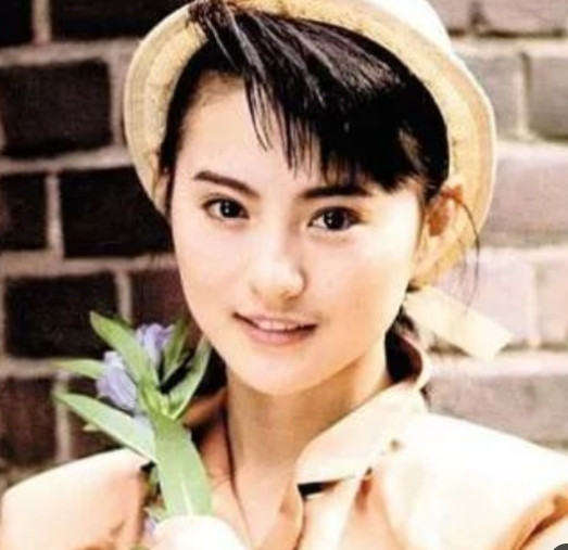 2007年，演员李赛凤趁着老公出差，就和身材魁梧的干儿子抱在了一起，没想到老公突