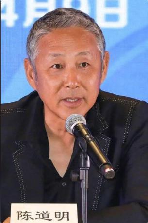 陈道明说：“我就给你们两句话，一定要记住。你们是上山的人，上山的人永远不要瞧不起