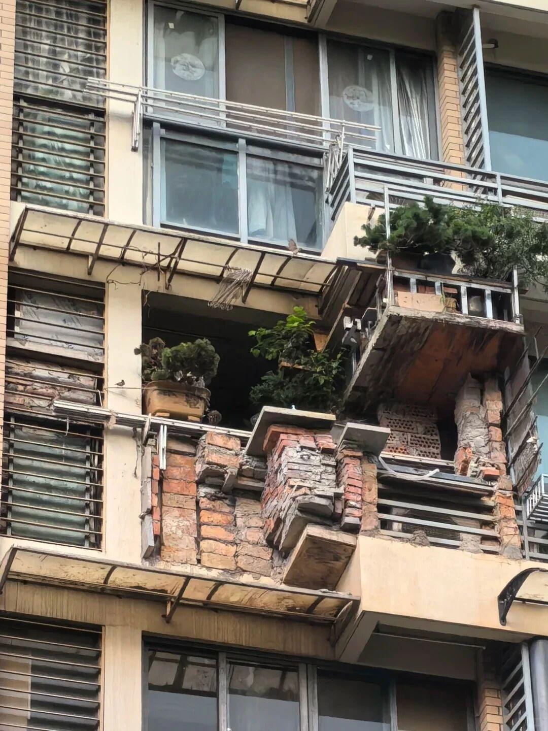 危险的高层阳台违建，真管不了他吗？提到违建，不知道大家会想到什么是楼顶的私搭