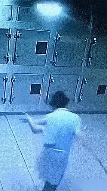 我跟你说，这世上有些事儿，就是这么邪门。一个清洁工阿姨，就刚才，一个人在空荡荡