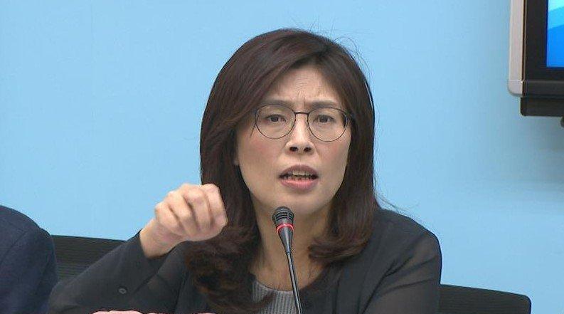 郑丽文去年批柯文哲“比垃圾还不如”被翻出国民党主席选举进入白热化阶段，候选人纷