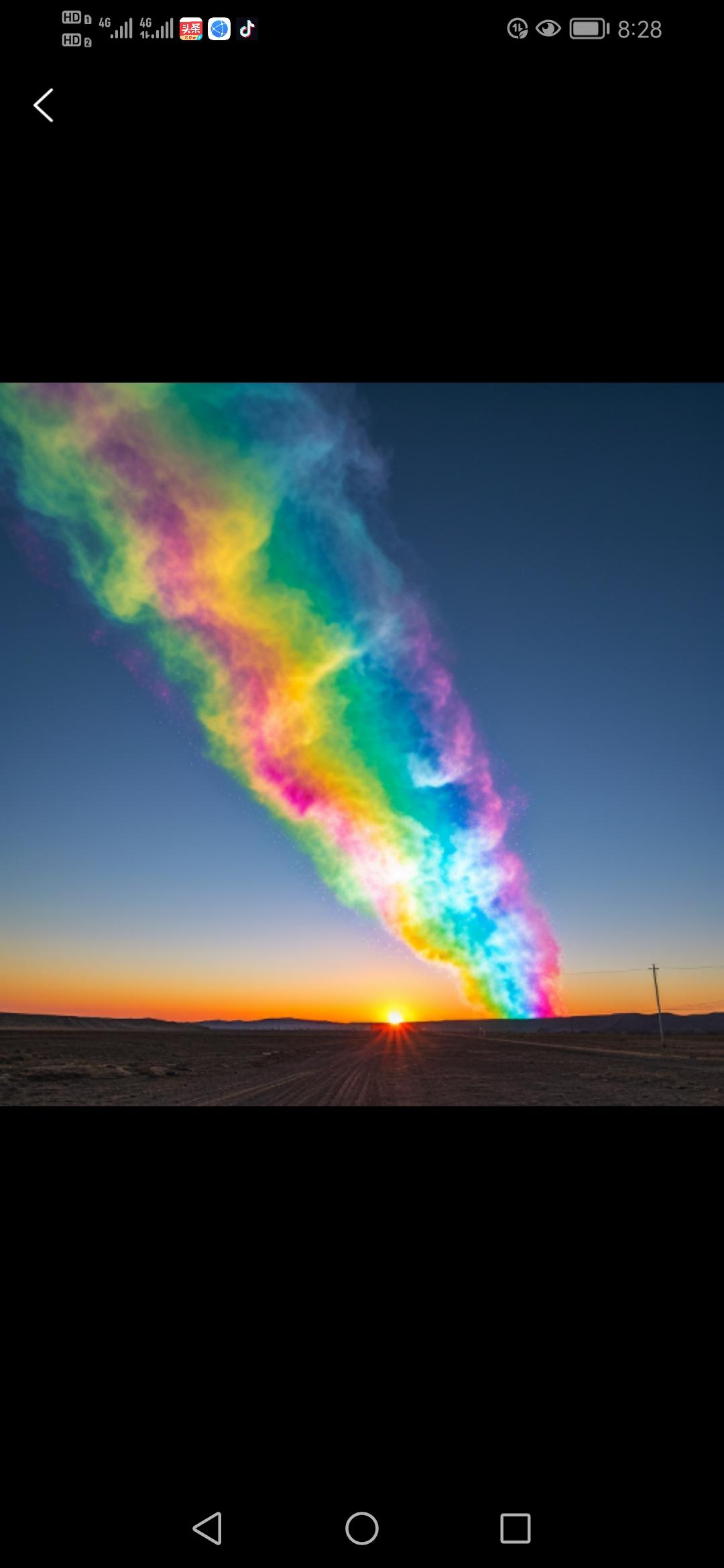 甘肃上空惊现“七彩祥云”，这究竟是自然界的神秘现象，还是人造的飞行尾迹呢？近日