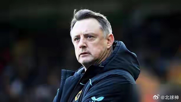 薛庆浩突然开窍，把前任门将教练李帅的脸，打肿了。过去几个赛季，马镇后场传球直接