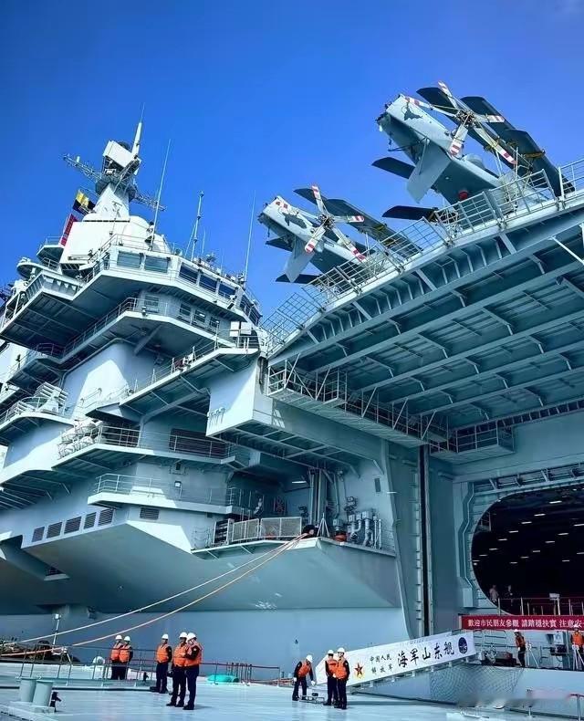 山东舰原载歼15现兼容歼35升级后威慑力强国产首艘航母山东舰实战能力强，原载