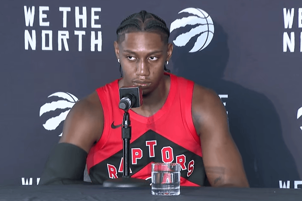 巴雷特谈伦纳德的时候表示：“他是未来的名人堂成员。”“他知道该怎样赢球。”“所以。”“伦纳德的加入。