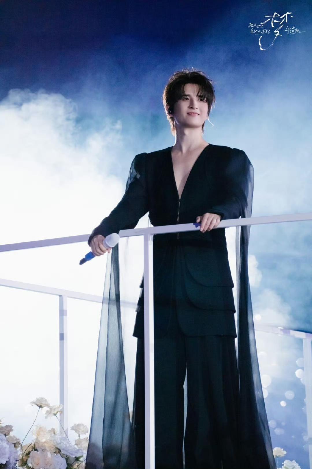 跨年舞台杀疯了！张远连唱4.5小时零失误，50首歌单把粉丝宠到泪目跨年夜的