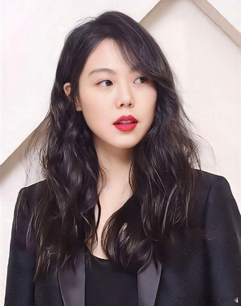 金敏喜生子后状态照片里，金敏喜抱着孩子，产后身材竟依旧苗条得让人惊叹，完全看不出