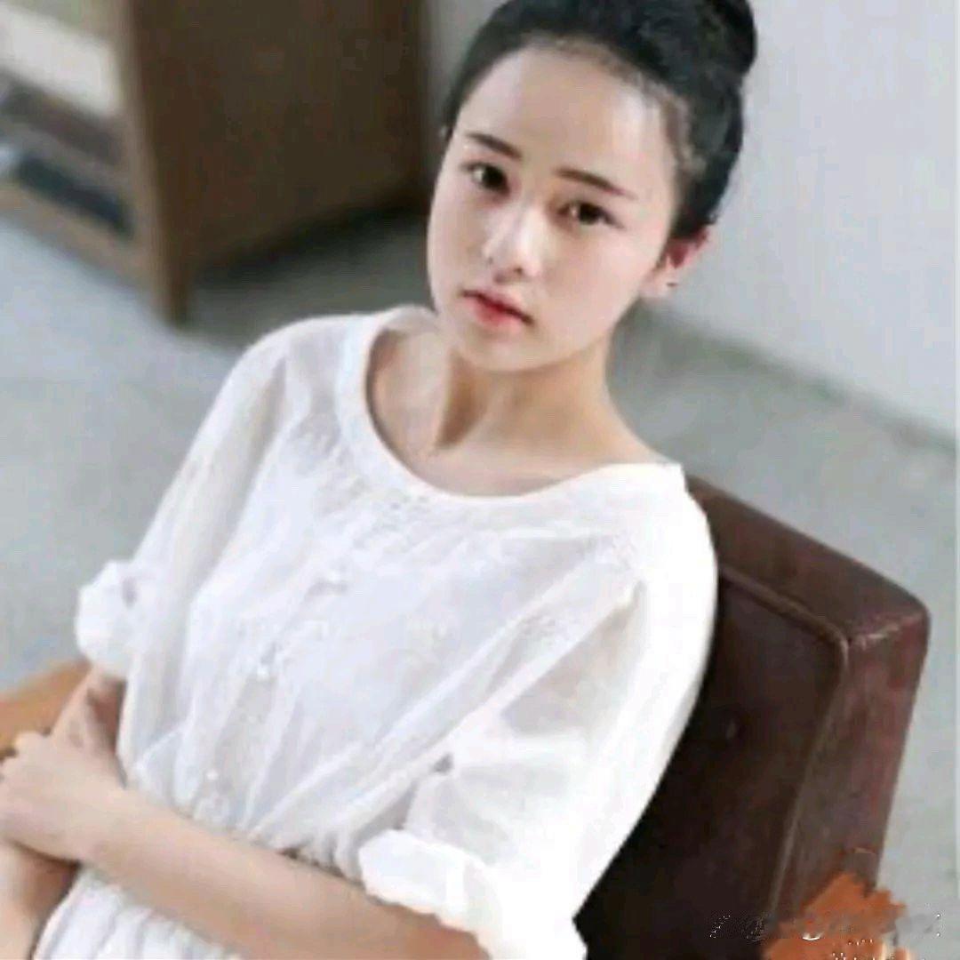 白鹿早年模特时期照片太绝了！镜头感直接拉满，青涩模样里藏不住的惊艳，颜值一直在线