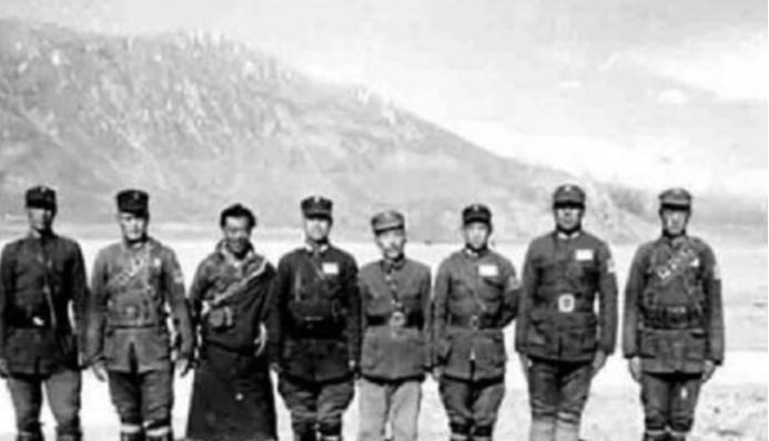 1950年新疆解放后，解放军战士进驻赛图拉哨所，破败不堪的哨所内竟还有8名戍边人