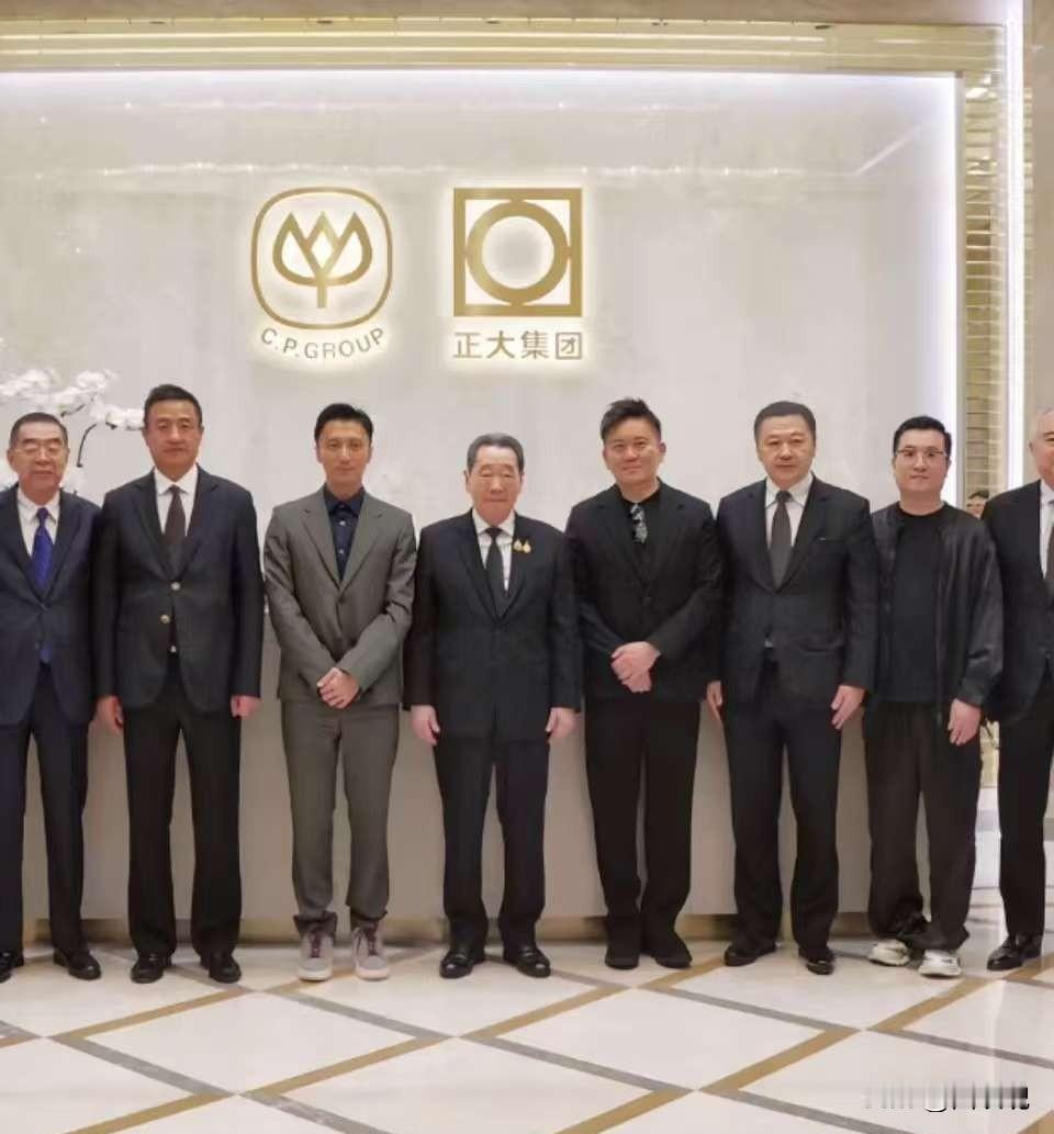 45岁谢霆锋现身正大集团总部，老板亲自接待，数十位正大集团各级领导层随同在场，合