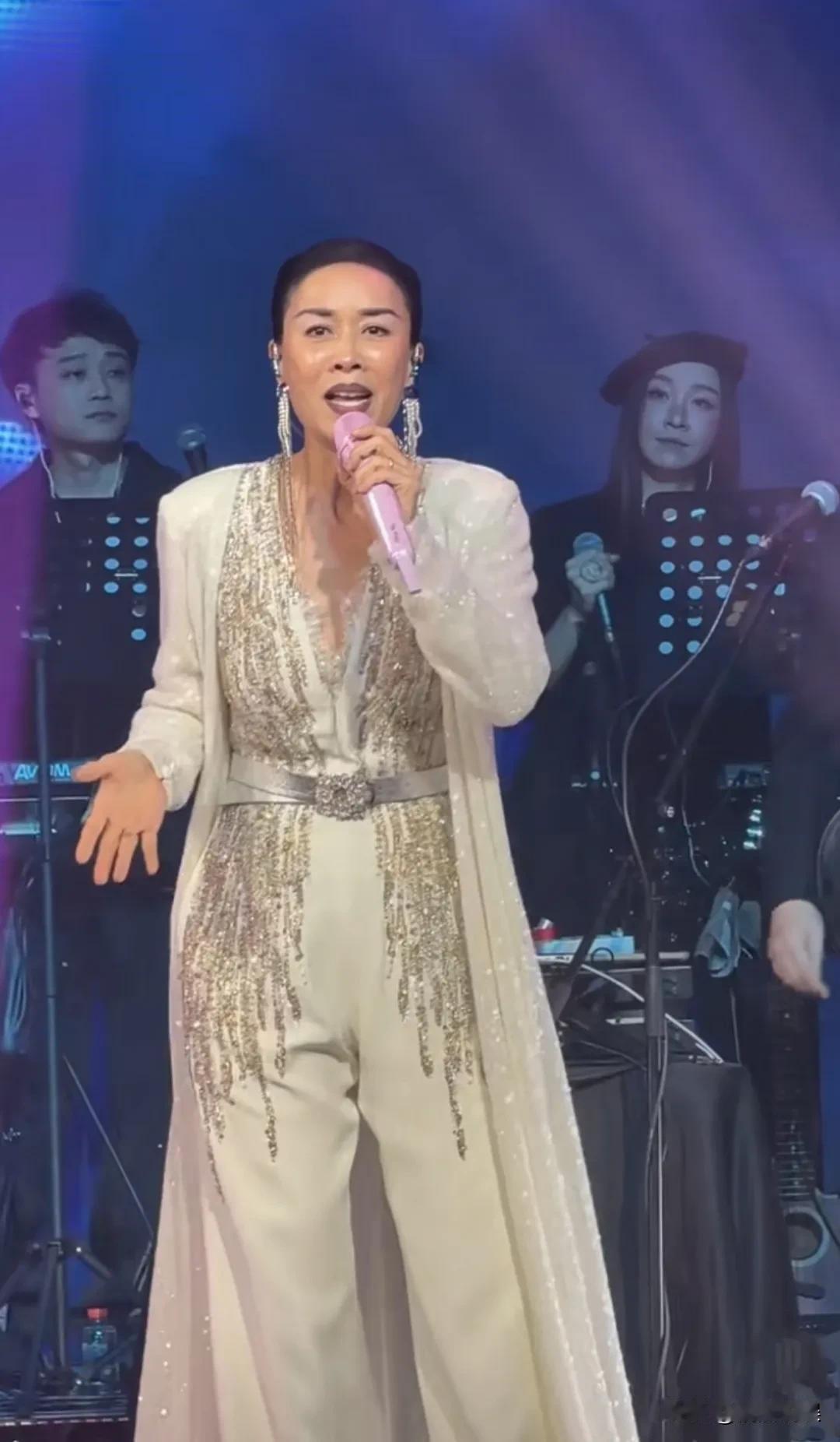 那英现身澳门演出，参加美高梅内部音乐会，不愧为内地顶级“天后”，实力真不容小觑。