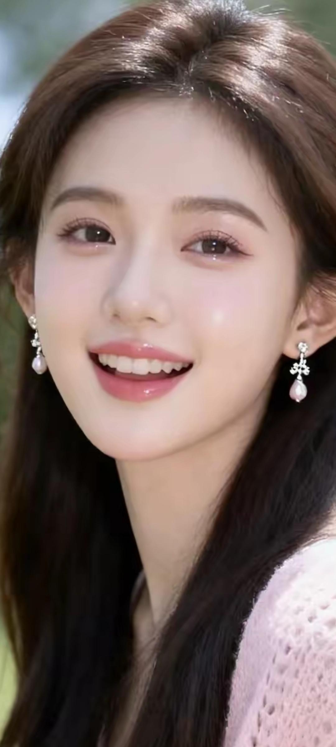 阳光下的微笑，温柔如春风🌸✨