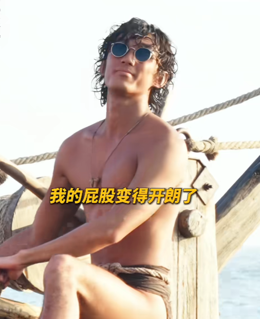 吴磊在电影《东极岛》的戏服——一件大短裤，居然被剧组拿去做了展览。他知道后，